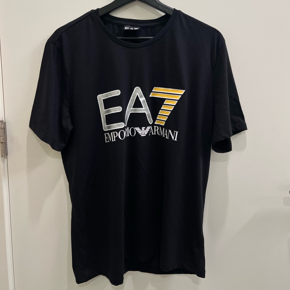 Emporio Armani men tshirt L(FITS AS M)